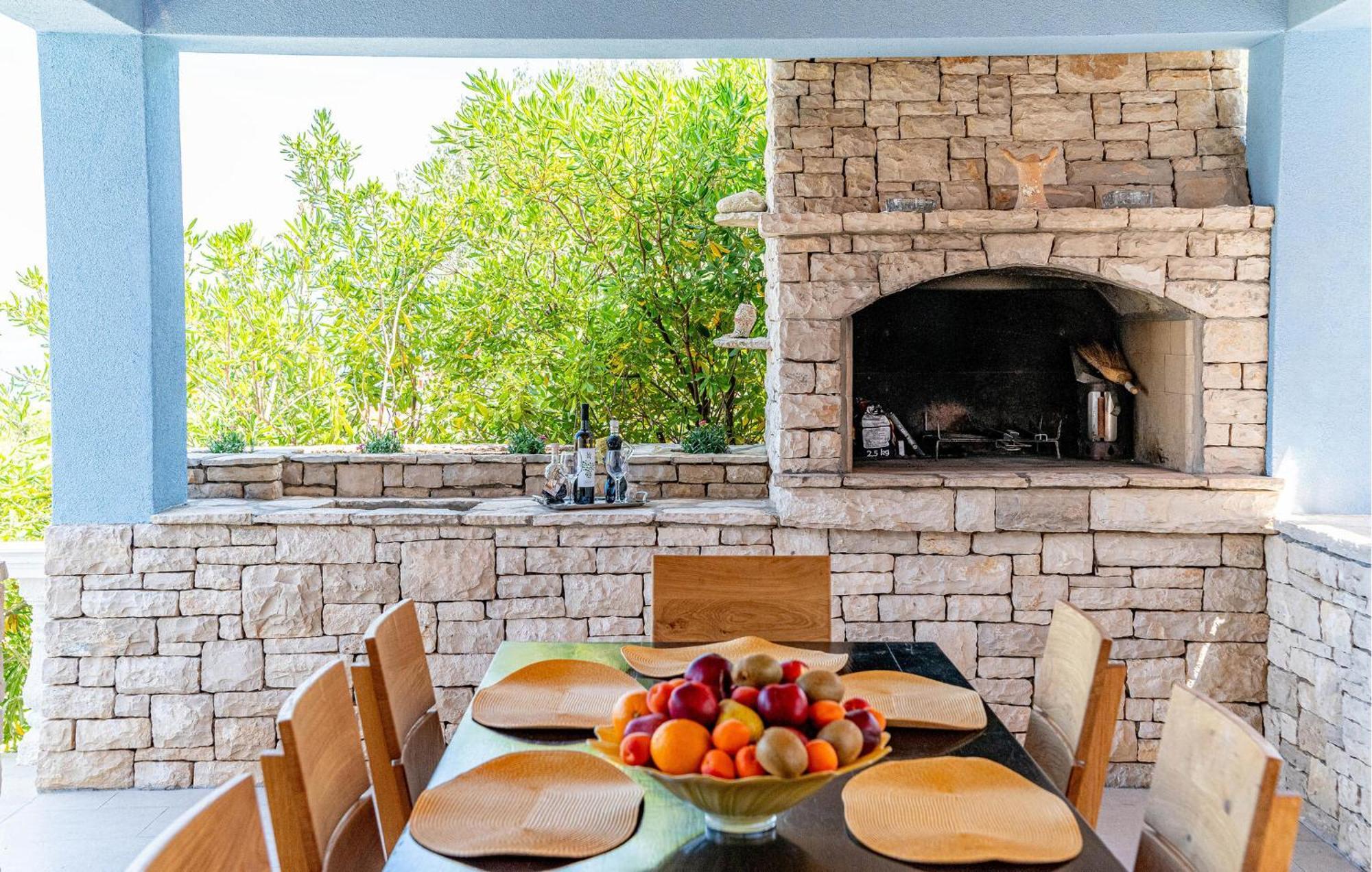 Beautiful Home In Prigradica With Jacuzzi Extérieur photo